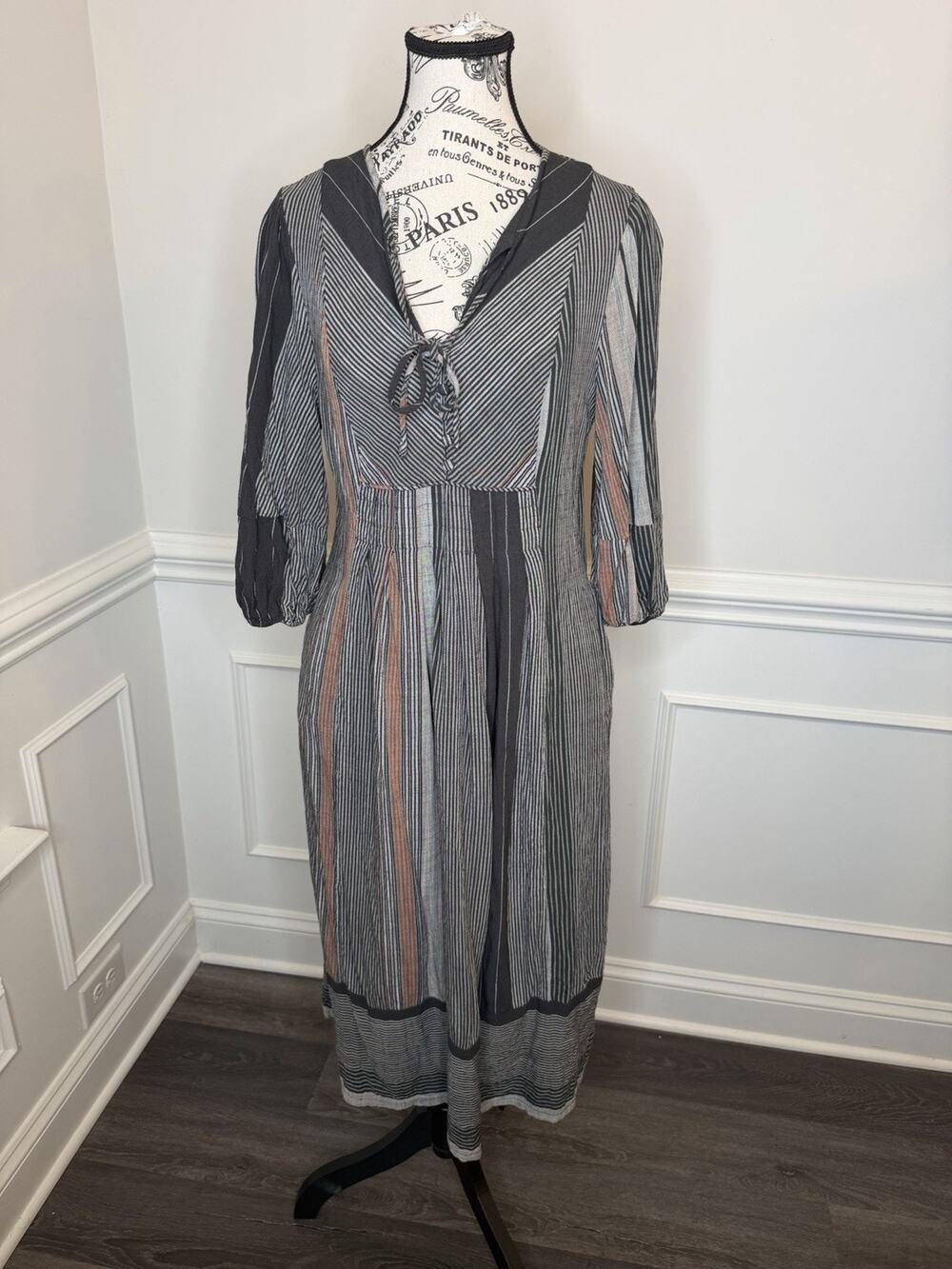 Universal Thread Midi Dress Size Small Gray Stripes 3/4 Sleeves Pockets V-Neck